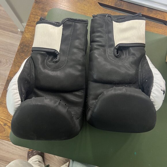Venum Legacy Boxing Gloves (16oz) - Picture 3 of 3
